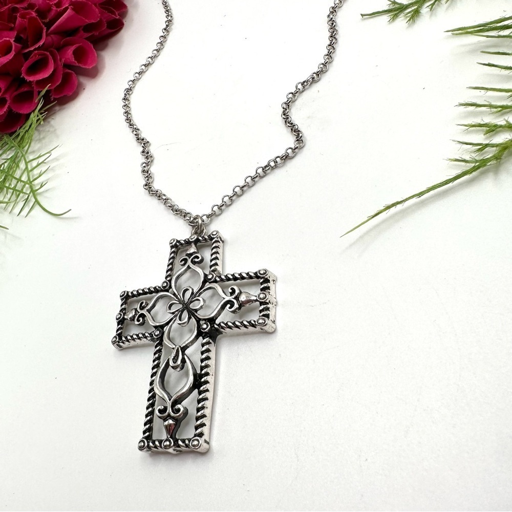 NEW⚜️Beautiful Ornate Cross Pendant Necklace - Picture 3 of 5